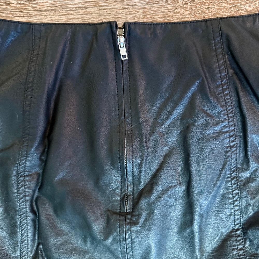 Free People Modern Femme Faux Leather Black Mini Skirt - Size 8 - Picture 5 of 7